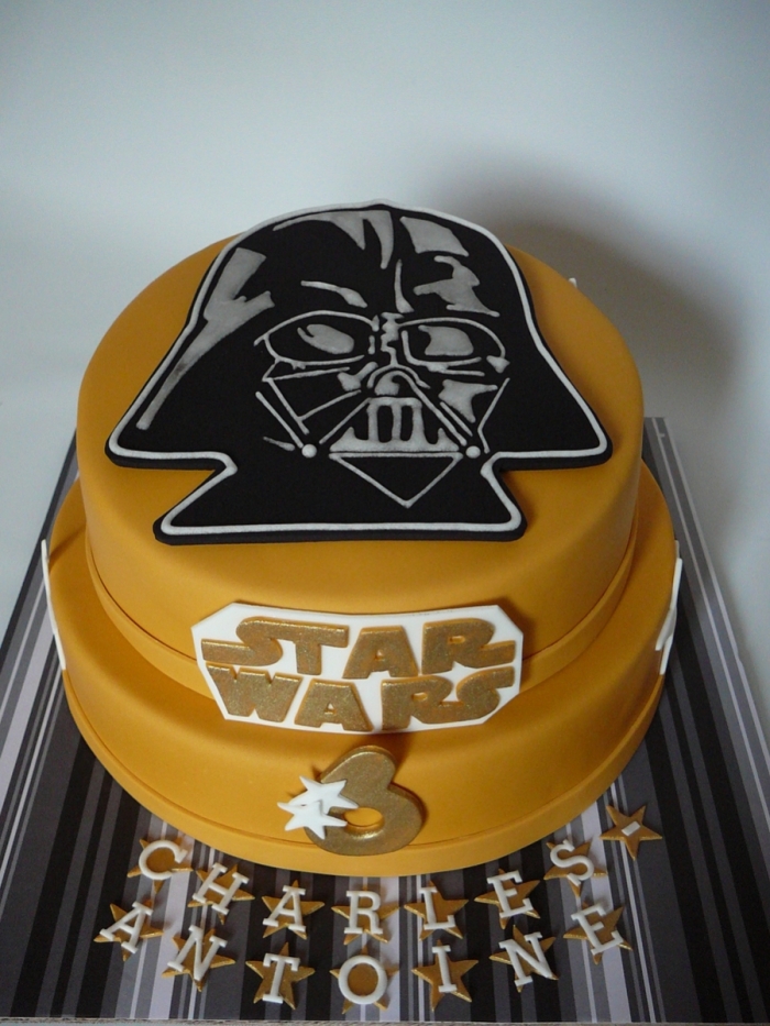 Petit Cake Couleur Or De Dark Vador Pour F Ter L Anniversaire De Votre Fils