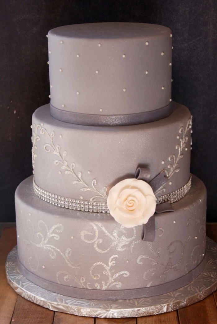 weeding cake gris avec des arabesque et une fleurs - 17/07/2020