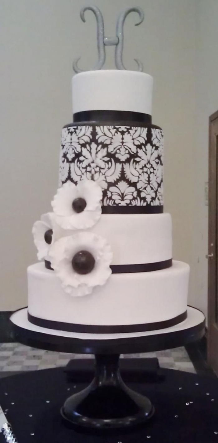 Magnifique Wedding Cake Noir Et Blanc Avec Des Fleurs 21 06 2020